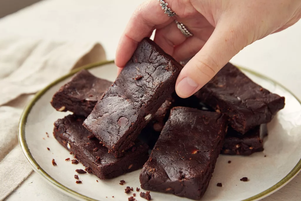 triple-choc-protein-bar-recipe-min - Ecowiser vegan protein bar recipe